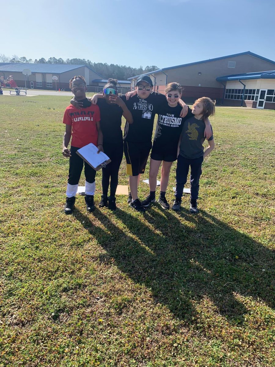 ectyson22's tweet image. Comparing decimals by having a house relay race 🖤💚💙❤️ Way to go Mrs. Dubois and Mrs. Matthews @jss_small @BeaufortCoSchNC