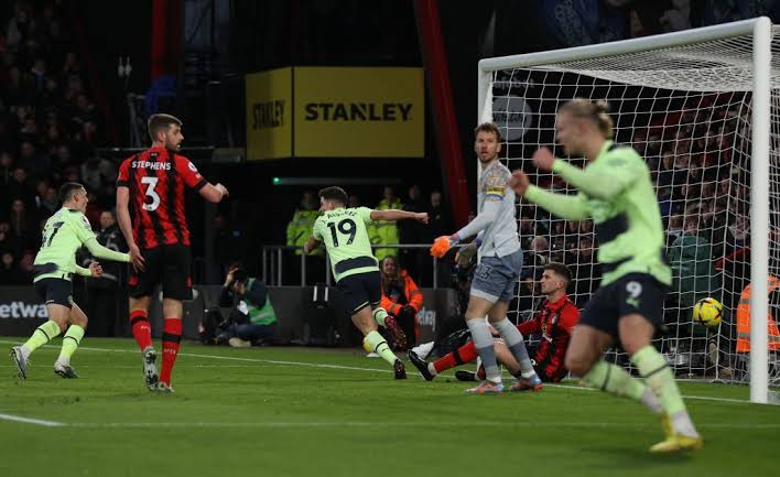 _DTUPNoticias's tweet photo. 💬 ¡EL MANCHESTER CITY NO PIERDE LA PISADA A LOS GUNNERS!

✍️El conjunto Sky Blue obtuvo una cómoda victoria como visitante ante un Bournemouth que está en puestos de descenso. El City, con 1 partido más, se coloca a 2 puntos del Arsenal.⚠️

#PremierLeague #MCFC #Bournemouth https://t.co/XRccGTvTmW