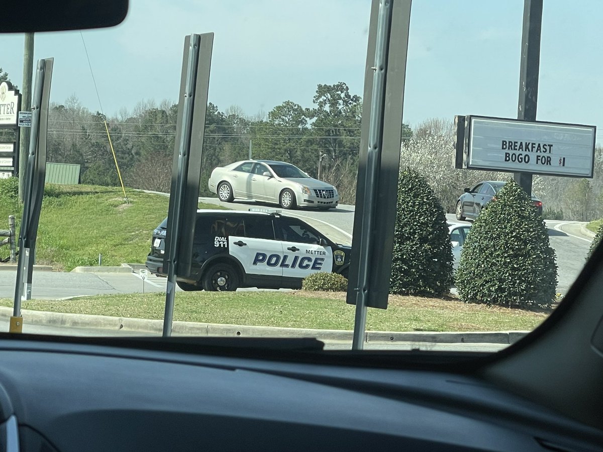 SirPattonLuna's tweet photo. For the Metter Police Officer that stopped for a quick bite at the McDonalds drive thru at 1215 S Lewis St
Metter, GA. You know who you are. 

Thank you Officer for “Paying it forward.” It’s these moments in life that can make the sun shine just a bit more brighter. @Metterpd https://t.co/WHXauzZ4M5