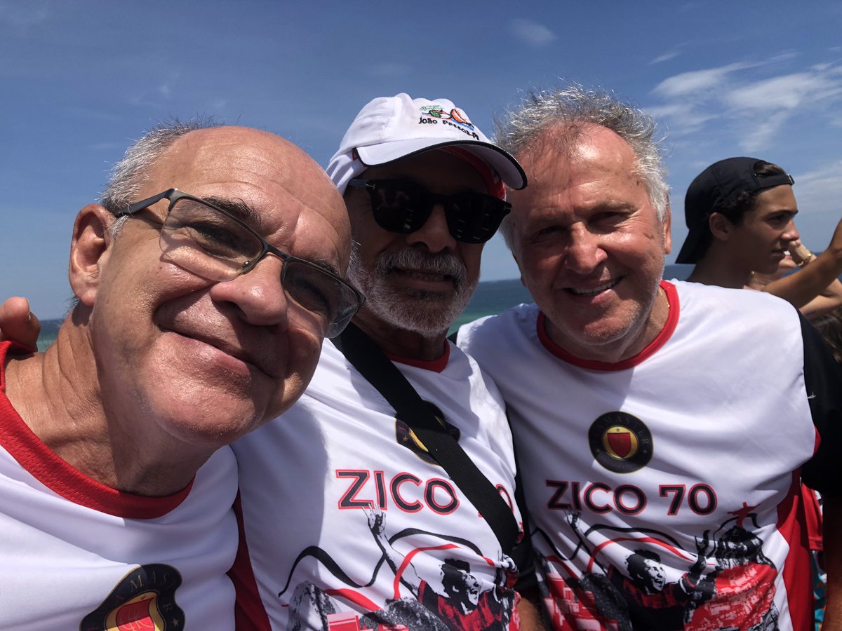 AzRenatoalves's tweet photo. Comemoração dos 70 anos do Galinho de Quintino @Galinho1953 no bloco Fla Master, com a presença do grande Maestro, Júnior.
#flaMaster
#Galinho1953 https://t.co/be04M6UJAs