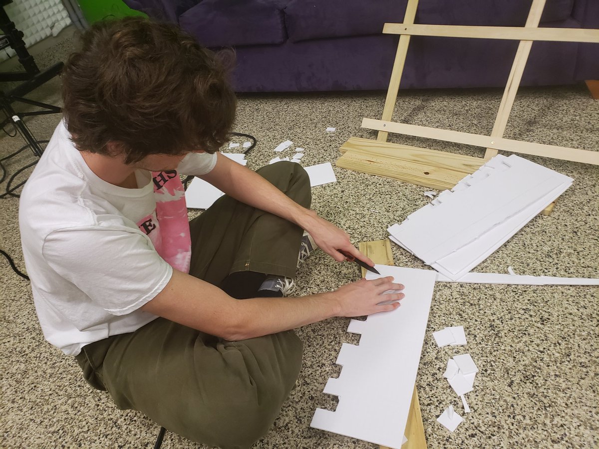iharpjunior's tweet photo. Extreme TAKEOVER!  When my former TV students, now Seniors in Univ. Alabama Creative Media come back to their high school @TCTATuscaloosa studio to film a project!  Im loving seeing the seeds sown. (Sacrificing my Saturday!)
  @TCSBoardofEd @kknorstrom @MikeDaria @BranchJetta https://t.co/fuw8iJrbxq