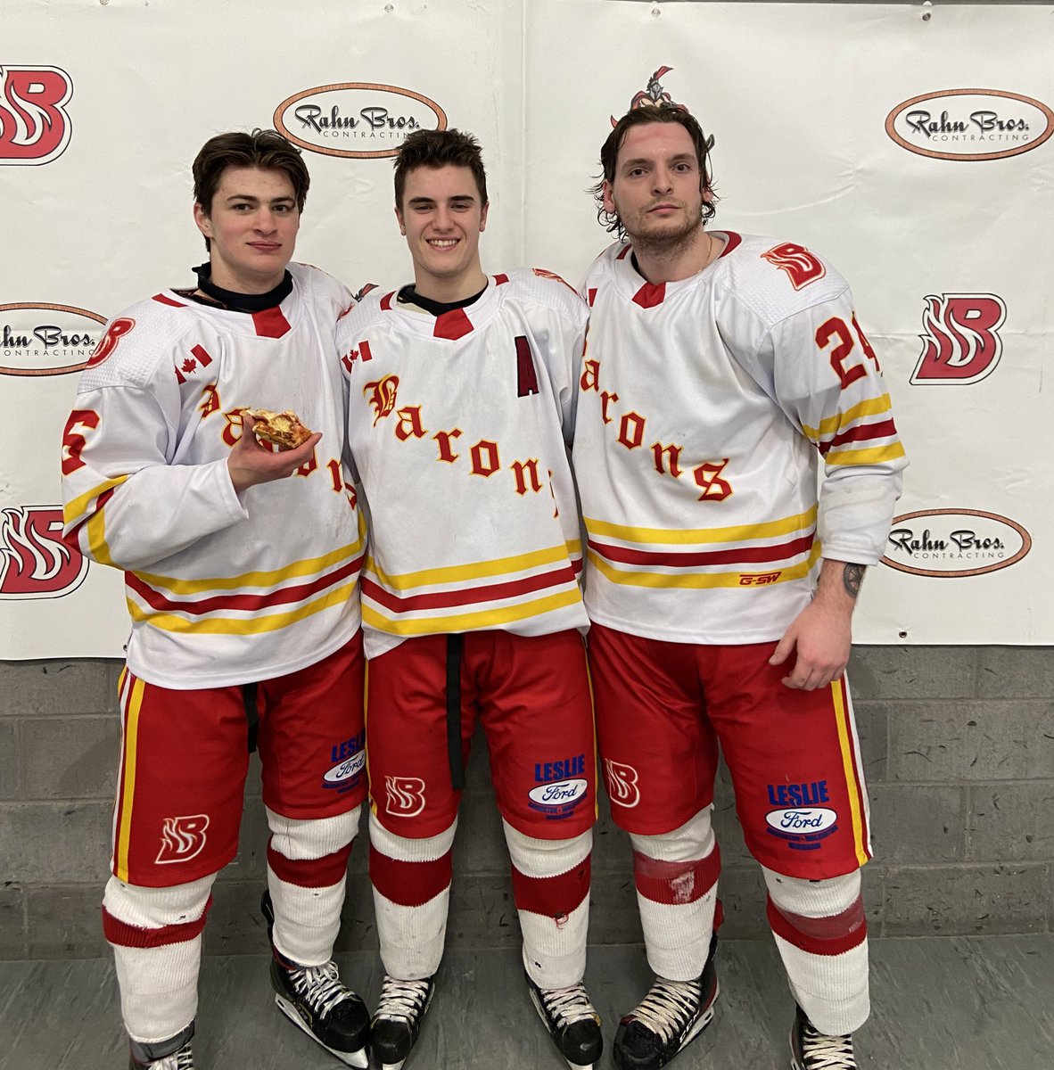 HanoverBarons's tweet photo. Last night’s @RahnBros 
3 Stars vs. @MitchellHawks 
⭐️ #24 Harry (@foogi_)
⭐️⭐️ #4 Cally
⭐️⭐️⭐️ #16 Spenny
(Full respect to Spenny bringing the slice of pizza 🍕 along for the pic)!
#3Stars #RahnBros https://t.co/ZxPta5qGs8