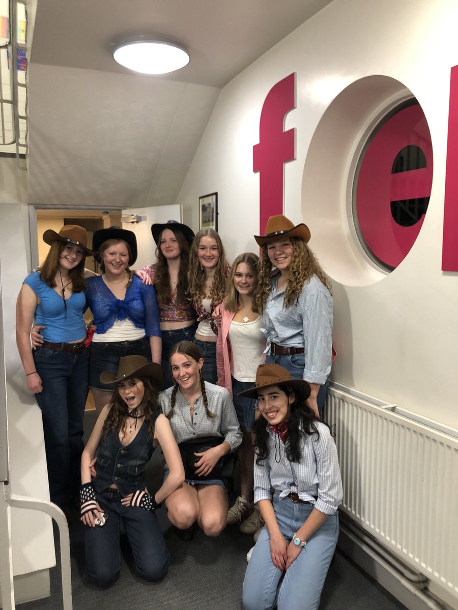 And the award for best dressed house goes to….surely Fen! Great effort girls and have a fun night! #fenfamily #linedancing