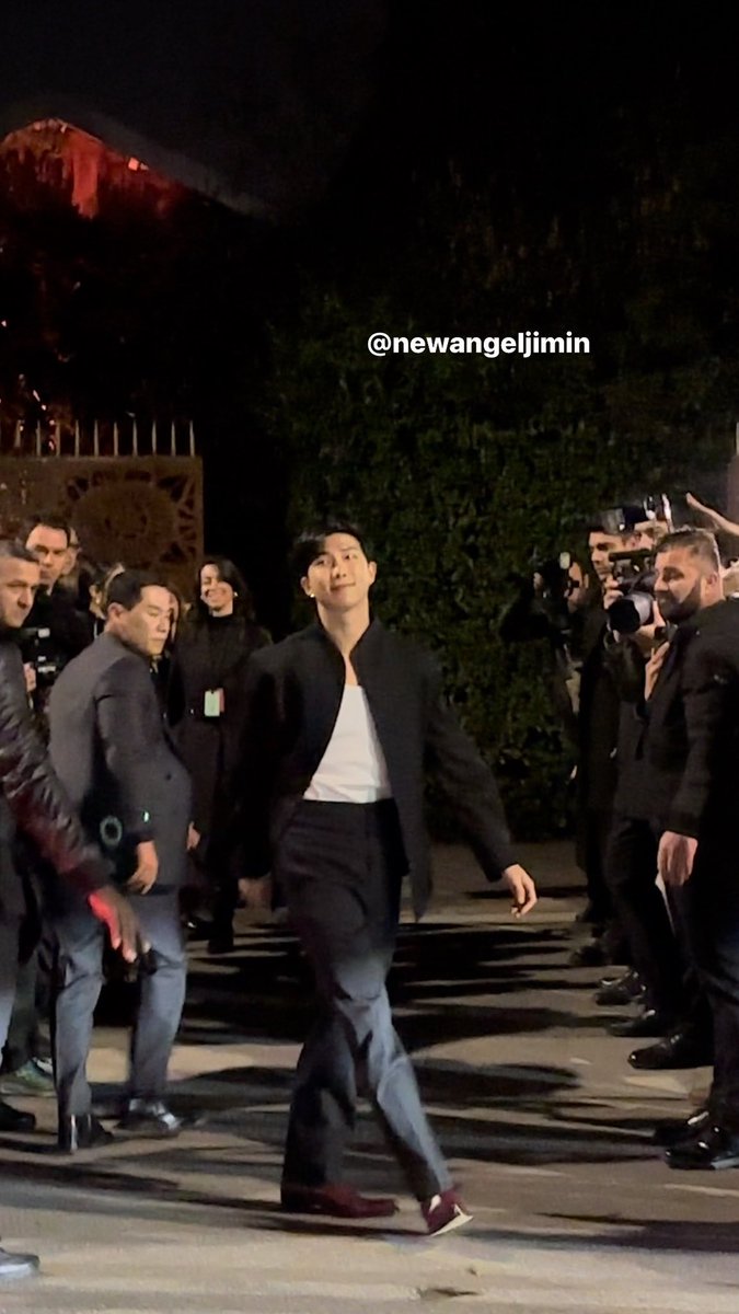 jnfication's tweet photo. — Abro hilo con las fotos y videos de #RM asistiendo al desfile de modas de Bottega Veneta en Milan.

RM X BOTTEGA VENETA
#RMxBOTTEGAVENETA
@BTS_twt https://t.co/xf47yZSsZ4