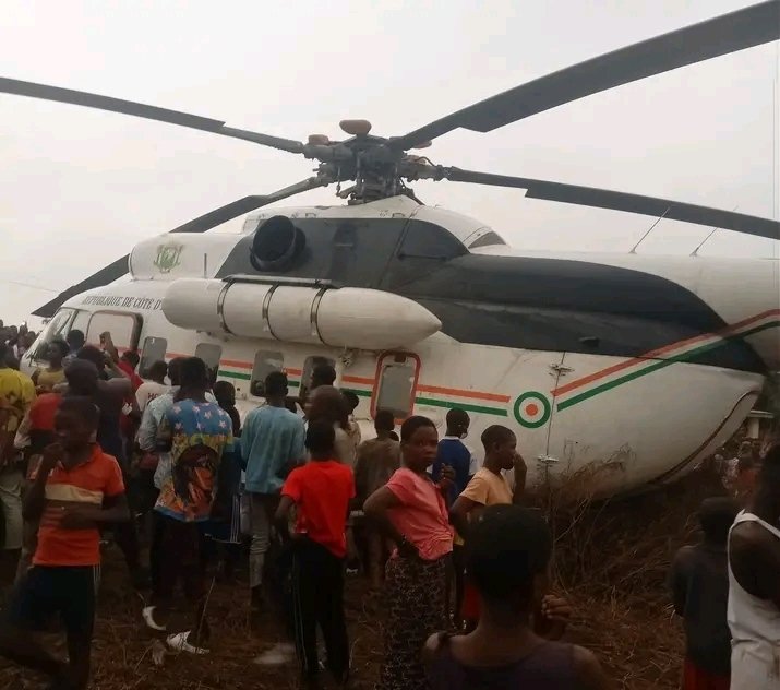 KKArmand4's tweet photo. Un hélicoptère de L'État ivoirien a atterri forcé  à GOHITAFLA suite à un choc.
Il transportait Mme la ministre KANDIA CAMARA, M. ADAMA BICTOGO et d'autres personnalités.
Il n'y a pas eu de mort. https://t.co/i8W5V8DXSB