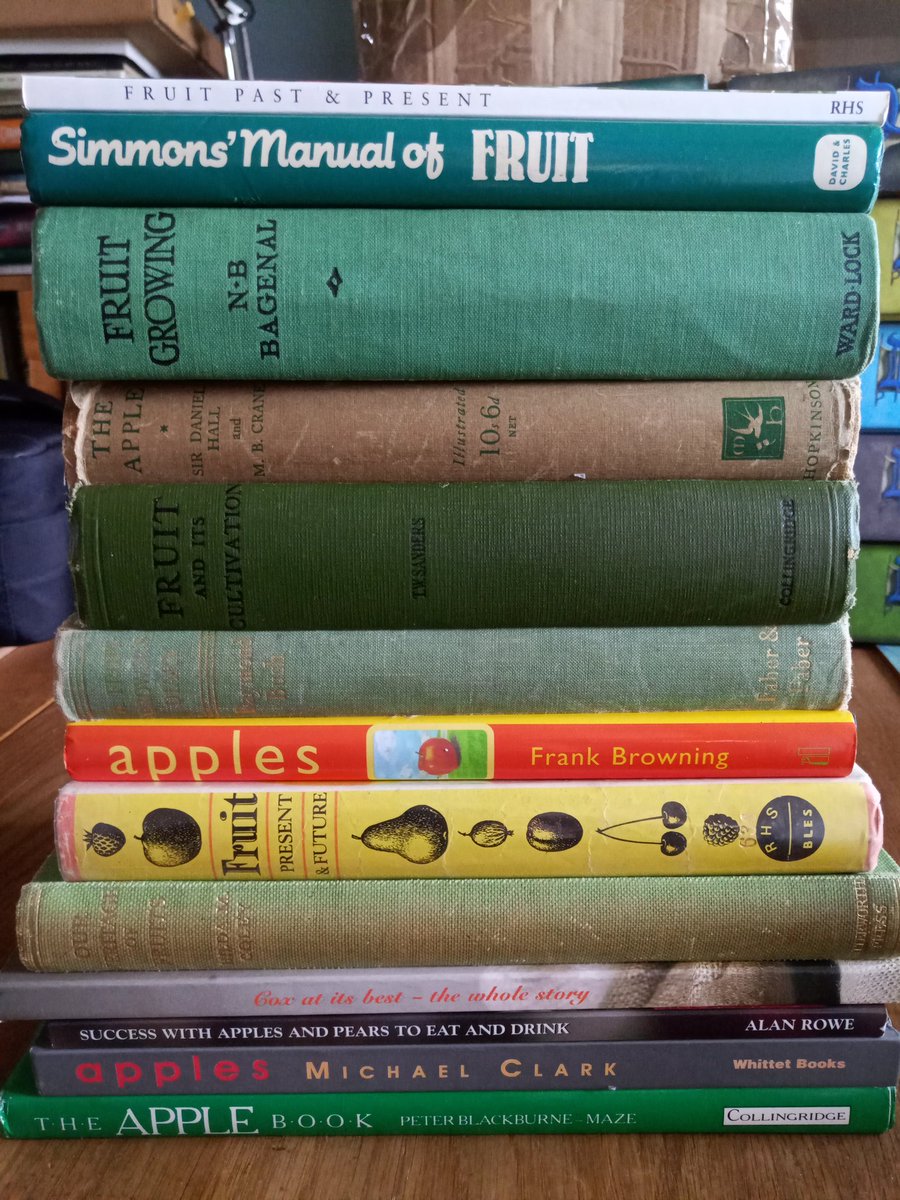 OrchardNotes's tweet photo. Meanwhile, this batch of #pomolibrary additions all came from the same eBay seller (who must have been selling someone else's pomolibrary). That's my next six months' pomology reading sorted. Now to work out how to shelve everything in my already over-occupied pomobookcase π https://t.co/7RkvBAUStP