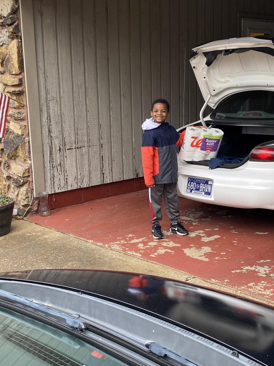 RoseHillRaiders's tweet photo. “La’Major helping a neighbor with her groceries and household items. Although he was sick he still took the initiative to act in kindness!”
Way to go La’Major! #randomactsofkindnesschallenge #GoRaiders @TiffanyGreen08 @suptking @JMCSchools https://t.co/BBMS5lK5VA