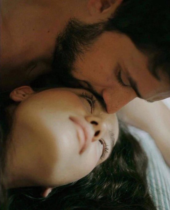 عندما تضحكين يصفقٌ قلبي كجمهور يُصفق لشااعر اكمل إلقاء قصيدة .
#نــــہہبــہہہض