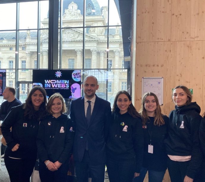 Merci à <a href="/jnbarrot/">Jean-Noël Barrot</a> pour votre visite sur notre stand pendant la conférence <a href="/nft_paris/">NFT Paris</a>. Notre association est ravis de voir des dirigeants engagés pour l'inclusion des femmes dans le secteur du Web3. Votre soutien nous est précieux pour poursuivre notre mission.