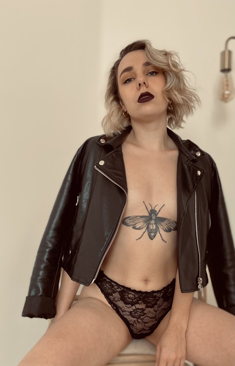 chlohrl's tweet photo. Sur OF il n’y a ni ❌ ni veste 🤫

https://t.co/8Xg35fokEZ

#tattooedmodels #tattoo #photographer #onlyfansgirl #boudoirphoto #boobtattoo https://t.co/aFNfAAWR4c