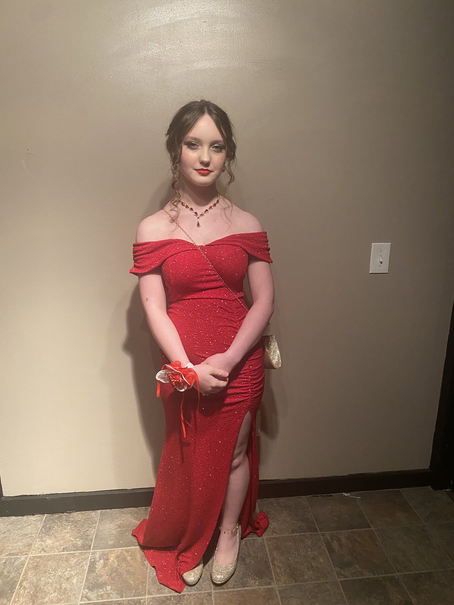 hprinehart's tweet image. Sidney all dolled up for Winter Formal 2023! #red #futuresinger #futuremodel #Bejeweled