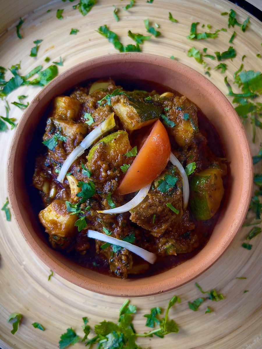 MistyRicardo's tweet photo. Lamb Vindaloo with extras. Today's curry from #RichardSayce's Indian Restaurant Curry at Home Volume 1 https://t.co/yu7RGaflx1
#cookbook #vindaloo #saturdaycurry #indianfakeaway #currylicious #mistyricardo #lambcurry #foodies #nomnom #curry #BIR #indianrestaurant #curryathome https://t.co/zVvRfATOZk