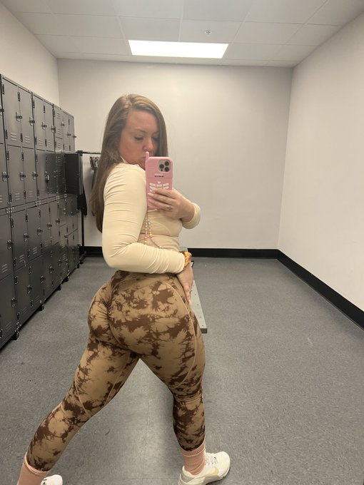 Worst lift ever but here&rsquo;s my butt anyway https://t.co/yYNLqZN5rN