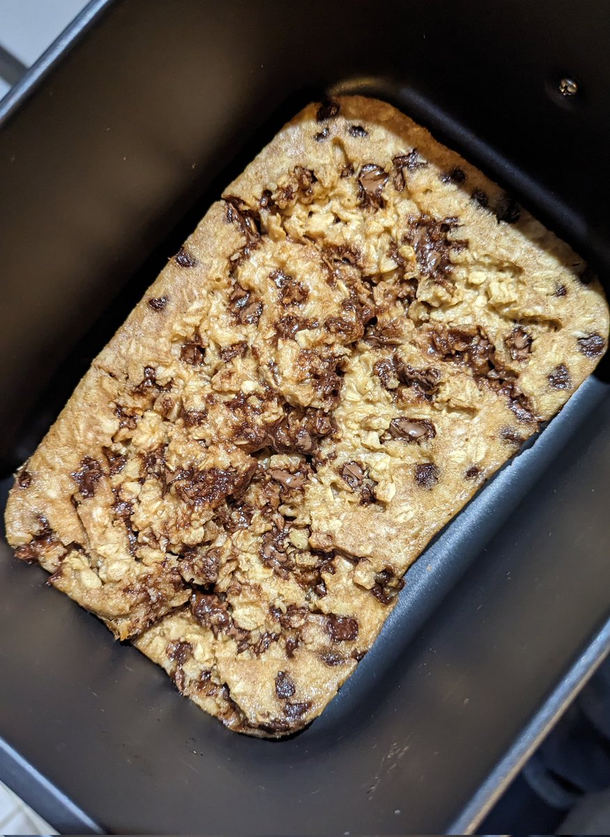 I did a really great job with cooking something new with the air fryer tonight so I thought I'll try baking again! I don't know why I bother, I'm not a baker 😭 I didn't have a baking dish that would fit so I thought I'd use something else. I can cook but I can't bake!