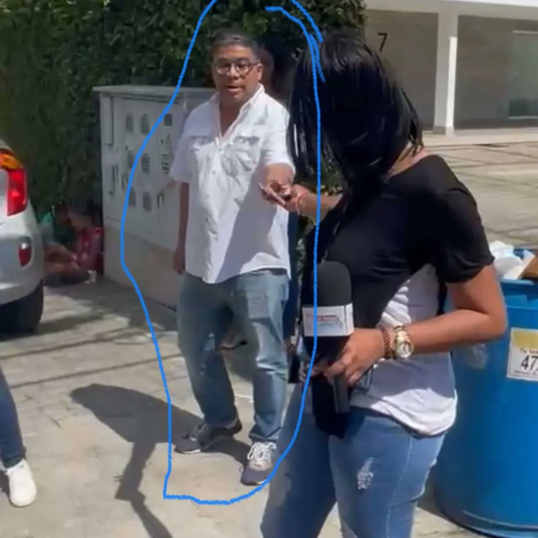 chevalierdiaz's tweet photo. Ahí aparece el gerente de ventas pasando el celular a la periodista, de que alguien quería hablar con ella. Que abuso de poder. https://t.co/SntgBhrxkh