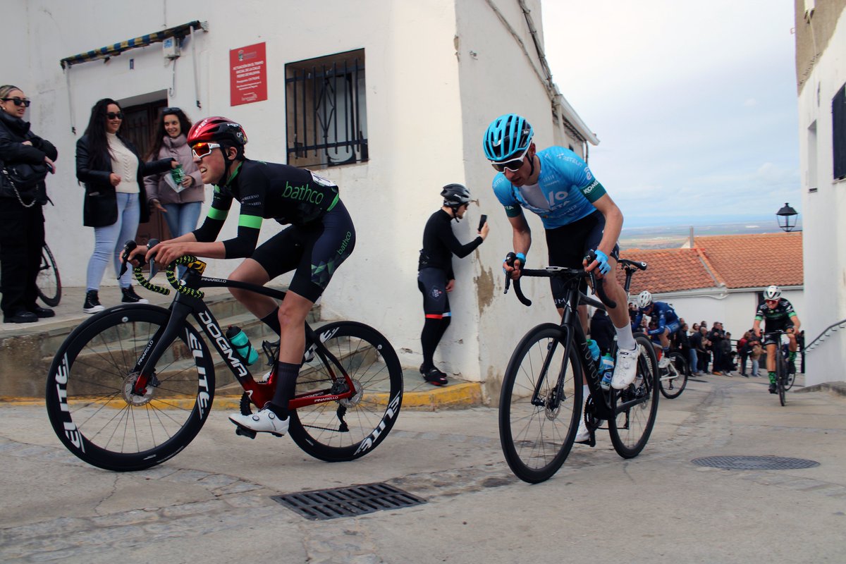 ✒️ Álvar Martín y Manuel Sanroma, en el grupo que pelea la victoria en un <a href="/circuitoguadia/">Circuito Guadiana</a> de montoneras.
🔎 El burgalés salió del último paso de Magacela en un grupo de nueve unidades que fue cazado cerca de meta.
📝 eolokometacyclingteam.com/alvar-martin-y….
#BornFromPassion #EquipoJunior