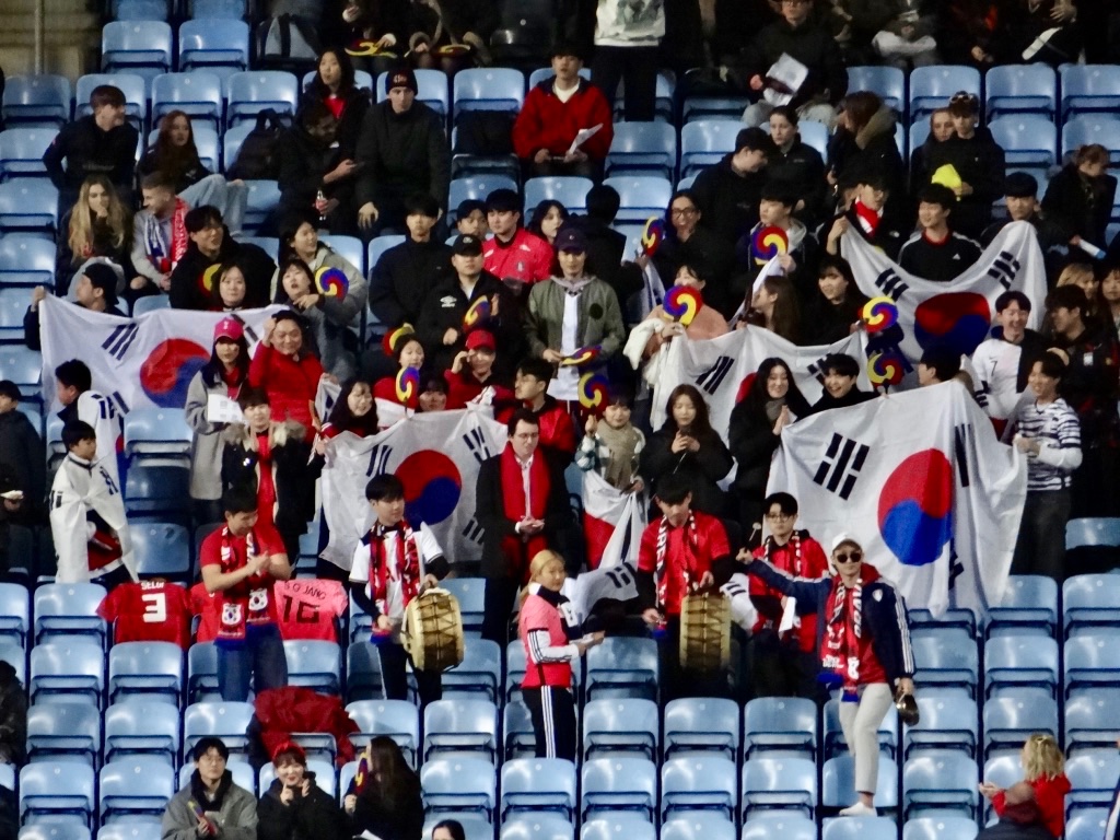 Coventry broke all sorts of records 🔥 @ArnoldClarkCup last weekend, but winners of the best and most enthusiastic fans must surely go to South #Korea 🇰🇷 who never stopped drumming and cheering - and I was wondering if my friends from @kccuk and @koreanfilmfest were there 🍿