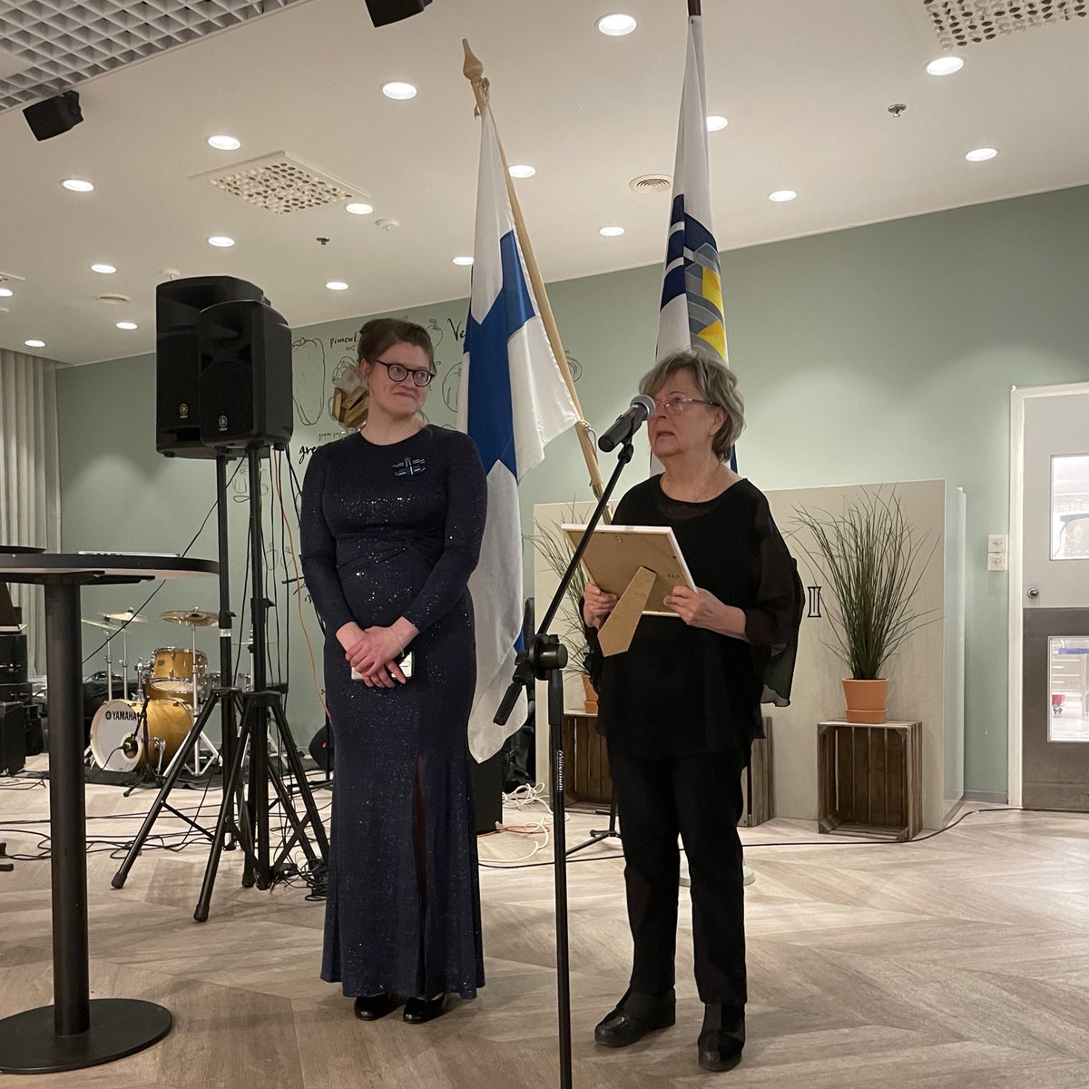 UniOulu's tweet photo. Oulun yliopiston ylioppilaskunta kutsui yliopiston hallituksen jÀsenen, ministeri Liisa Jaakonsaaren kunniajÀsenekseen. KunniajÀsenyys on ylioppilaskunnan suurin huomionosoitus. Kutsu julkistettiin ylioppilaskunnan Annos 63 -vuosijuhlassa.
#Annos63 #OYYeah #UniOulu @ljaakonsaari https://t.co/wxhZtkrXkU