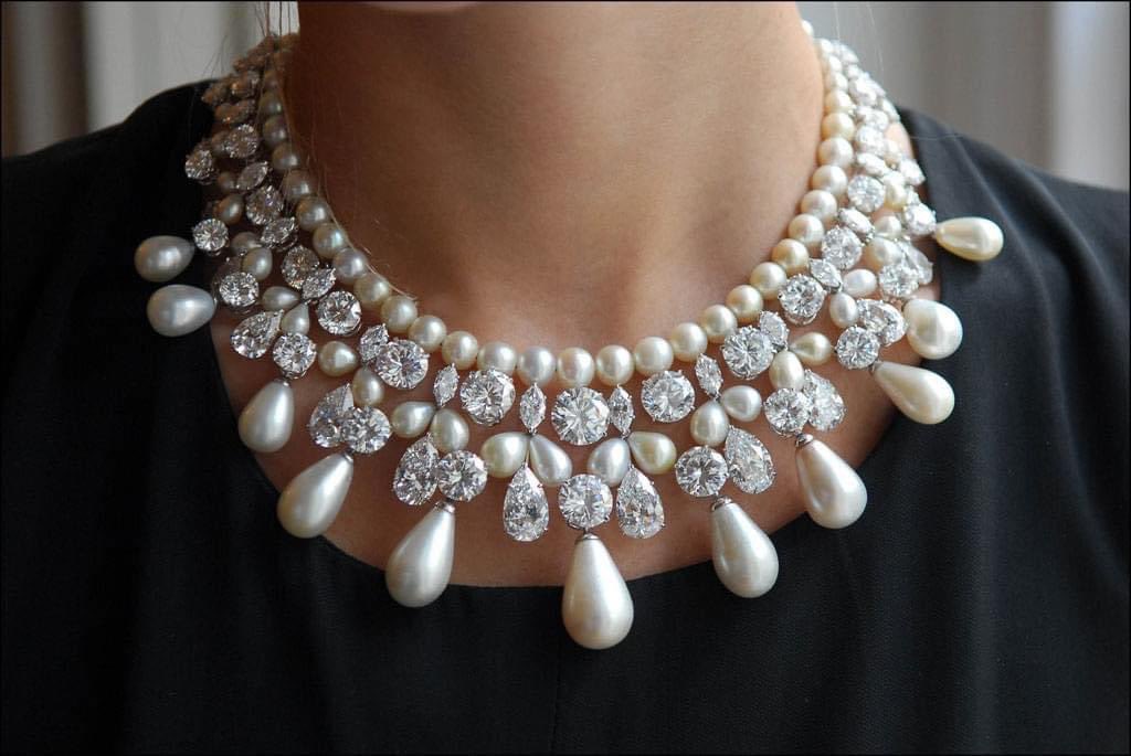 #News 🔎 Único y magnífico collar de perlas naturales con diamantes 'THE GULF PEARL PARURE’.
.
.
.
#News 🔎 Unique and magnificent natural pearl necklace with diamonds 'THE GULF PEARL PARURE'.