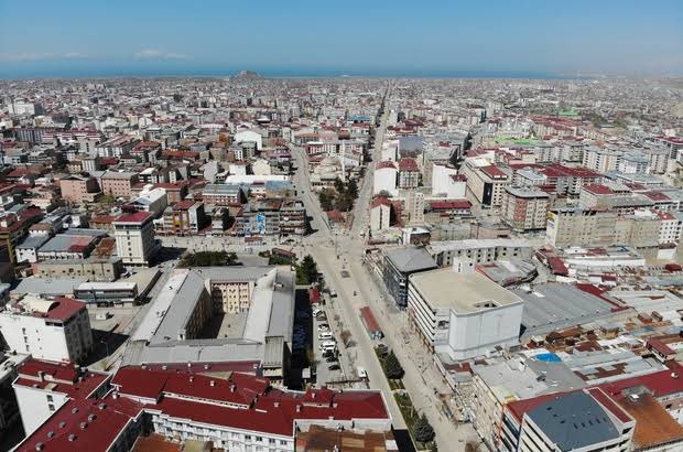 Van'da ağır hasarlı bina sayısının 7 binin üzerinde olduğu belirtiliyor. Ve bu binalarda insanlar yasıyor. Bununla ilgili resmi kurumlar ne düşünüyor, herhangi bir hazırlıkları var mı? Van'da ağır hasarlı binalarla ilgili acil bir eylem planının olması şart.