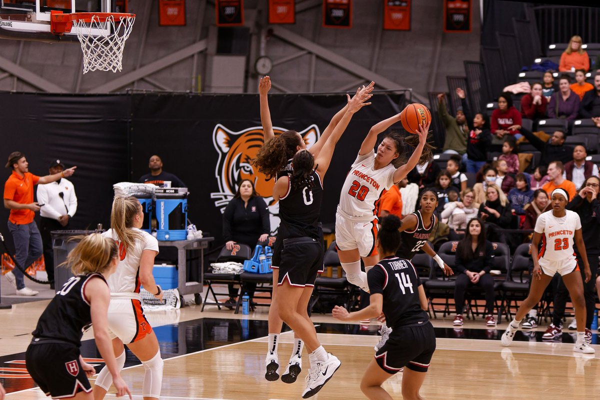 shuttercrazee's tweet photo. @PrincetonWBB @kaitilyn2 @grace_stone10 @PUTIGERS @MarchMadnessWBB Amazing player! Another one from yesterday where she found an open player! Our family loves watching her play. https://t.co/UYTSxkO2ec