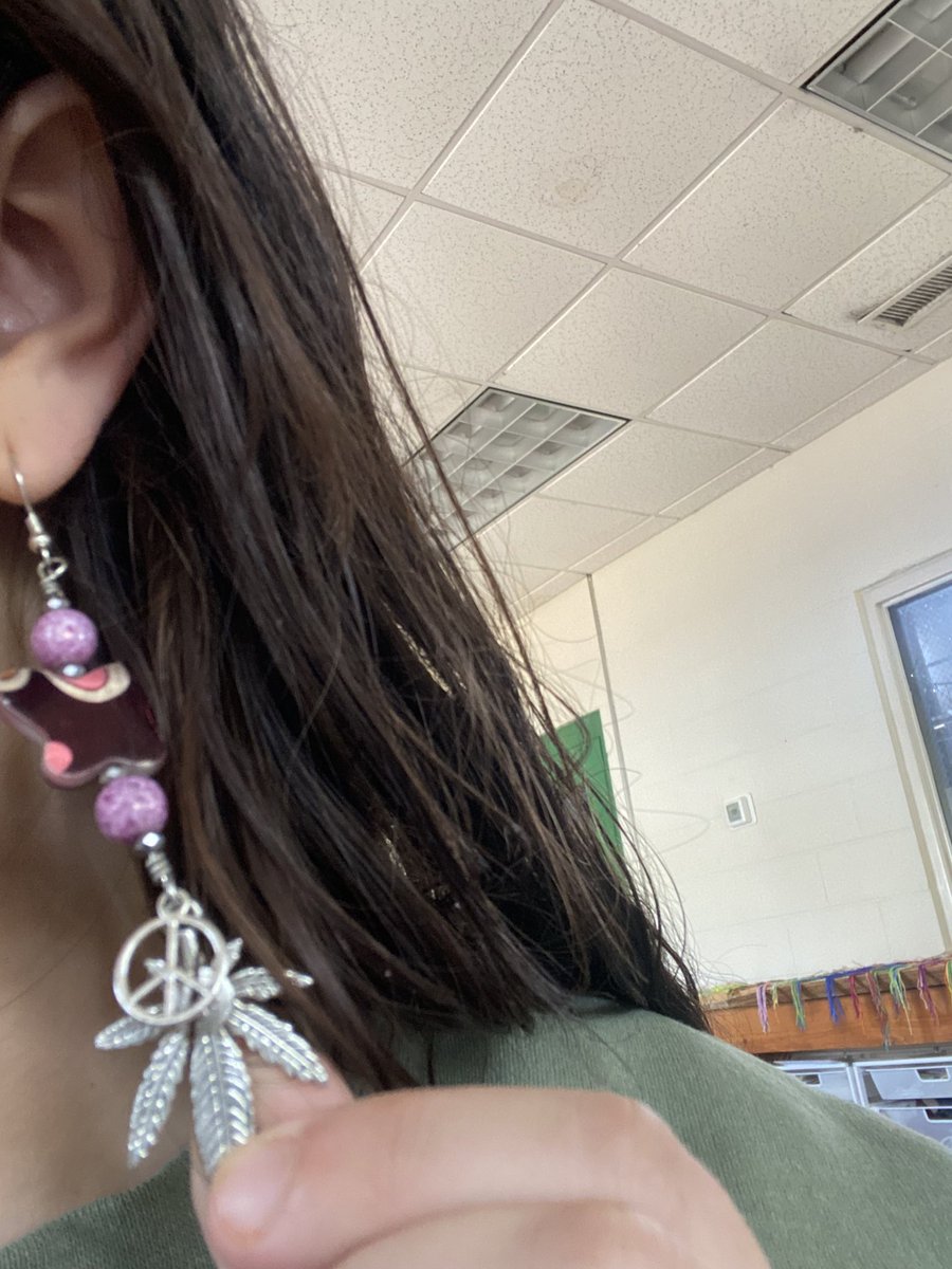 ImagineThis704's tweet photo. Each time this lovely one sports her wears she proudly lets us know 🤸🏽‍♀️❣️ A #PeaceQueen who is also a courageous #CannaQueen too.🥰
#PrettyPeacePairings #HIGHFashionAF #stonedvibes #onlevels #Represent! 🌞🧘🏽☮️ https://t.co/YLMK4v9YC7
