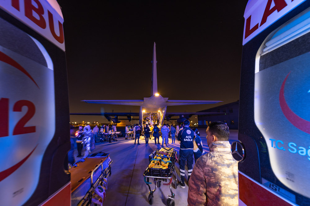 Forsvaret_no's tweet photo. 🇹🇷✈️Flyevakueringen i Tyrkia avsluttet. #Tyrkia har uttalt at de ikke lenger har behov for denne støtten. I løpet av to uker har det norske bidraget evakuert og forflyttet 204 pasienter, pårørende og redningsarbeidere. I dag kom de hjem til #Norge. https://t.co/PbXupLtlaB https://t.co/GkDbbecE3G