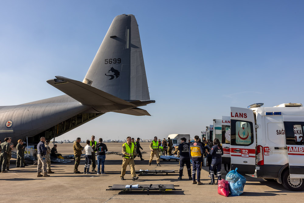 Forsvaret_no's tweet photo. 🇹🇷✈️Flyevakueringen i Tyrkia avsluttet. #Tyrkia har uttalt at de ikke lenger har behov for denne støtten. I løpet av to uker har det norske bidraget evakuert og forflyttet 204 pasienter, pårørende og redningsarbeidere. I dag kom de hjem til #Norge. https://t.co/PbXupLtlaB https://t.co/GkDbbecE3G