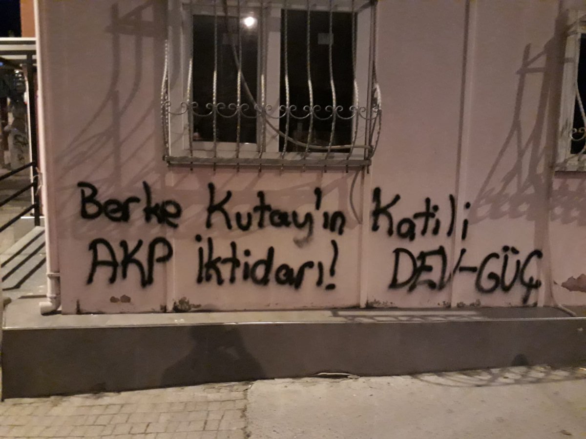 DevGuc_'s tweet photo. 📍 İstanbul

Bizleri enkaz altında ölüme terk edenlerden hesabı birleşik gençlik mücadelemizle soracağız.

Onbinlerce insanın katili de, Berke'nin katili de bu sömürü düzenidir! https://t.co/Bc335kw5pP
