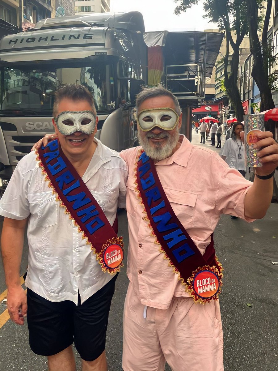 Com a maior honra e amor do mundo, sou – ao lado do Rodolfo – padrinho de um bloco de carnaval que fez bonito hoje, descendo a rua Augusta, com milhares de foliões.