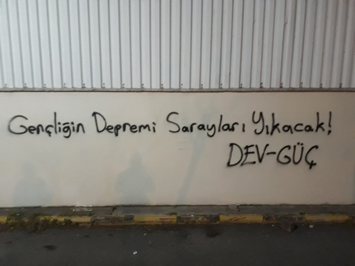 DevGuc_'s tweet photo. 📍 İstanbul

Bizleri enkaz altında ölüme terk edenlerden hesabı birleşik gençlik mücadelemizle soracağız.

Onbinlerce insanın katili de, Berke'nin katili de bu sömürü düzenidir! https://t.co/Bc335kw5pP