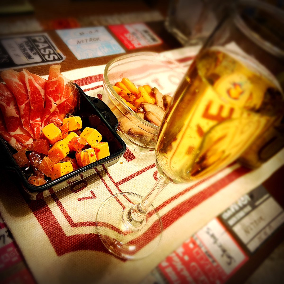 tomas69b's tweet image. ちょっとひと息✨
🍹🥩(￣▽￣;)💨ﾌﾞﾊｧ
ルナティック雑伎團🦇
レコーディング超快調♪
皆様楽しみにしておいてね~⚡️
ランブルの正式レコ発も
後約１ヶ月‼️こちらも
諸々お土産あるからお楽しみに🦉
さぁー…

飲んで寝る‼️w
#lunaticcircus🦇 #供養 #rumblesession🦉  #fireowl🔥🦉