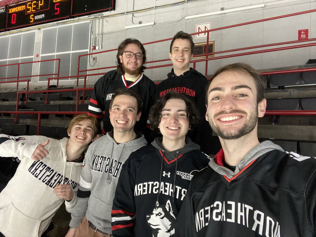ajdarc0328's tweet photo. #HowlinHuskies https://t.co/aeFCPKNNRN