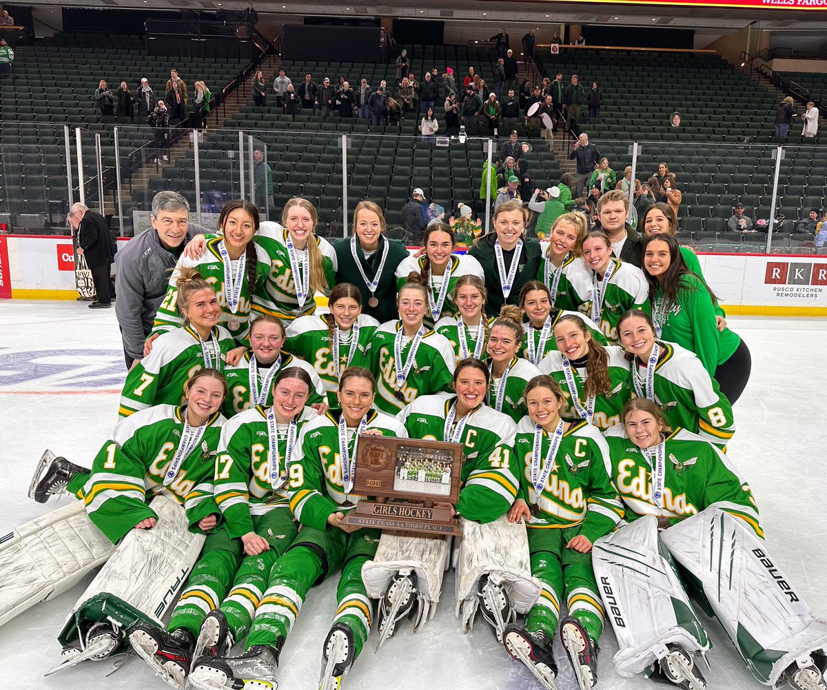 EHSgirlshockey's tweet photo. Ended an incredible season with a big W and some hardware. Bringing home 3rd place with the best Squad out there!! We love this family so much. #PLAH 💚🐝 https://t.co/M9c1jOAU3C