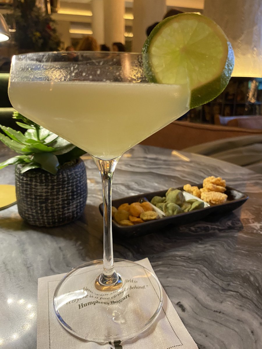 Bonbibendum's tweet photo. El #blessMadrid pides un gimlet y te sirven un gin-fizz. https://t.co/67m1ydeOAh