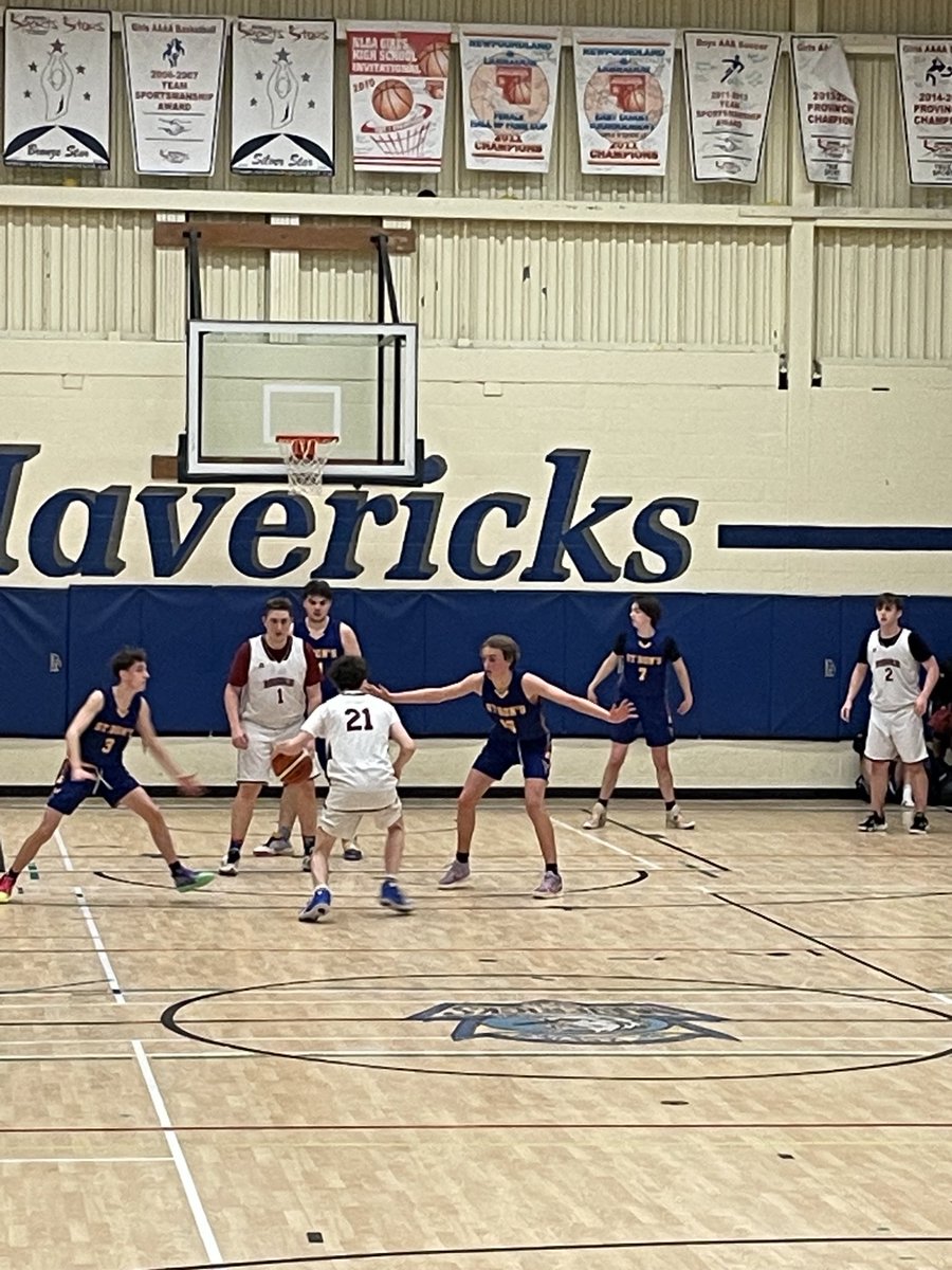 It’s a tight one. Down 4 going into the 4th. Go Phoenix!! ⁦<a href="/StBonsAthletics/">St. Bon's Athletics</a>⁩ ⁦<a href="/StBonaventures/">St. Bon's 🇨🇦</a>⁩