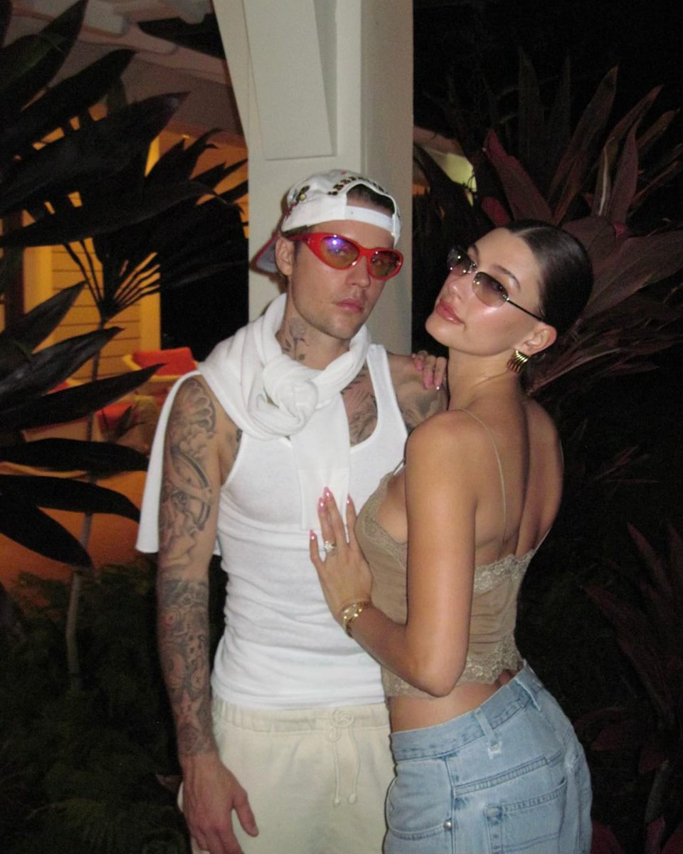 ibeliebersmx's tweet photo. 📝| BIEBER ENTREVISTANDO A BIEBER 

Entrevista que Justin Bieber le hizo a su esposa Hailey para Vogue Australia. https://t.co/LaQL6q5Tpi