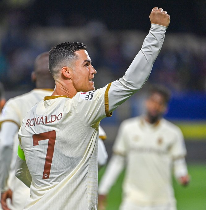 AlNassrCentral's tweet photo. Ligando Cristiano Ronaldo ao melhor jogador da história com apenas 5 toques: https://t.co/9brAymz7SP