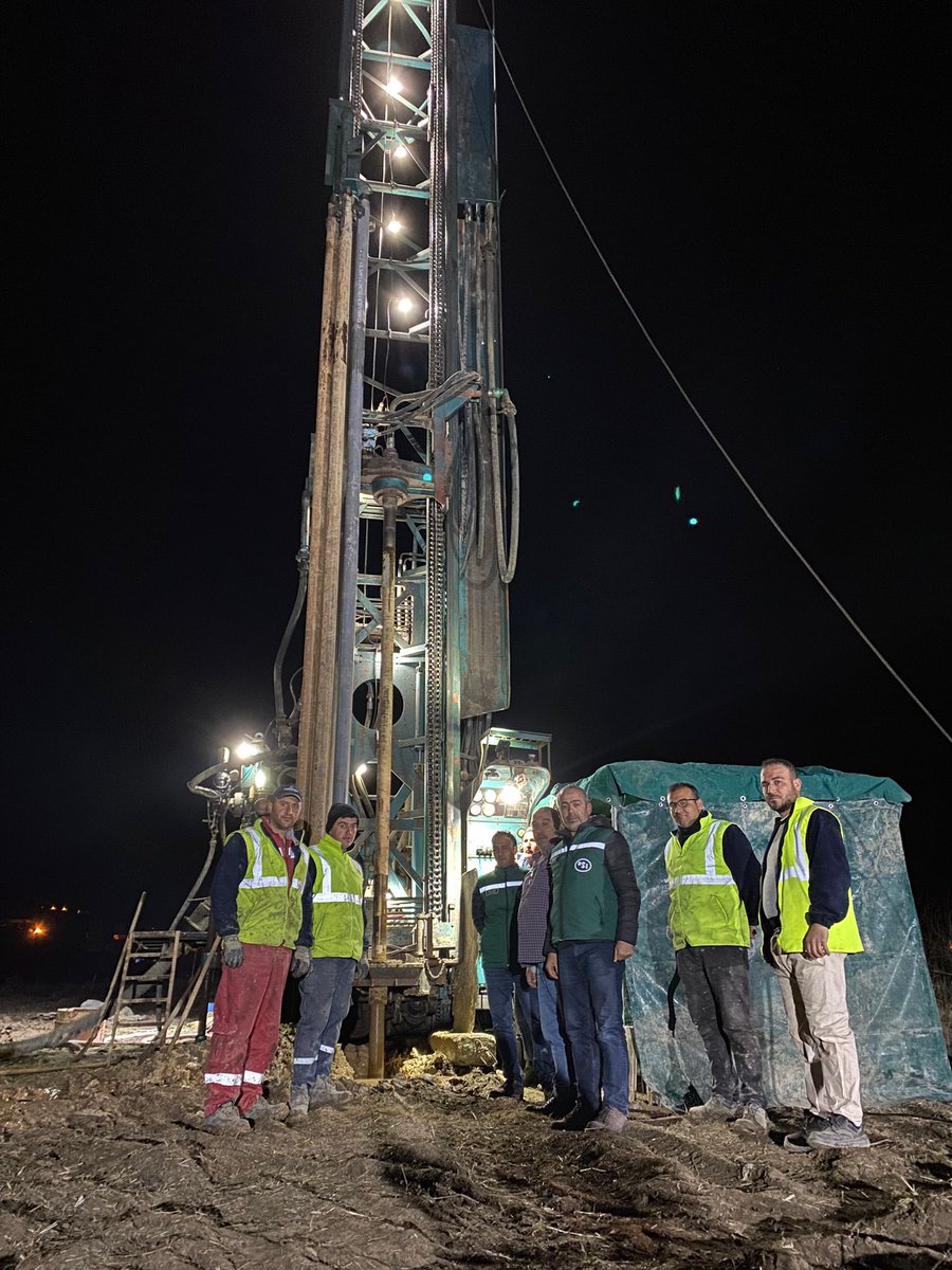 Hatay Kırıkhan’da DSİ Genel Müdürlüğümüzün içme suyu amaçlı sondaj kuyusu çalışmaları aralıksız devam ediyor.

Mesai mefhumu gözetmeksizin afetten etkilenen bölgeler için seferber olan tüm çalışma arkadaşlarımı yürekten kutluyorum.