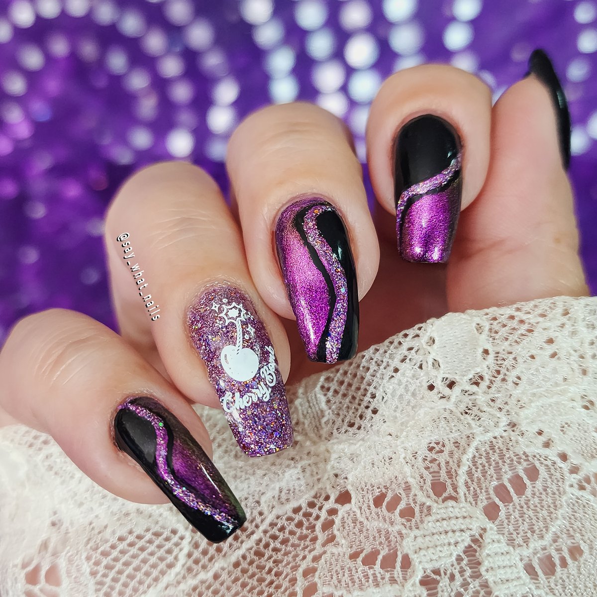 Holo friends. Naughty or nice?  Purple is one of my fave colors so it's both.  The blingier the better. ✨✨💜💜

WdYt? @nailogical 

#nails #holotaco #purplenails