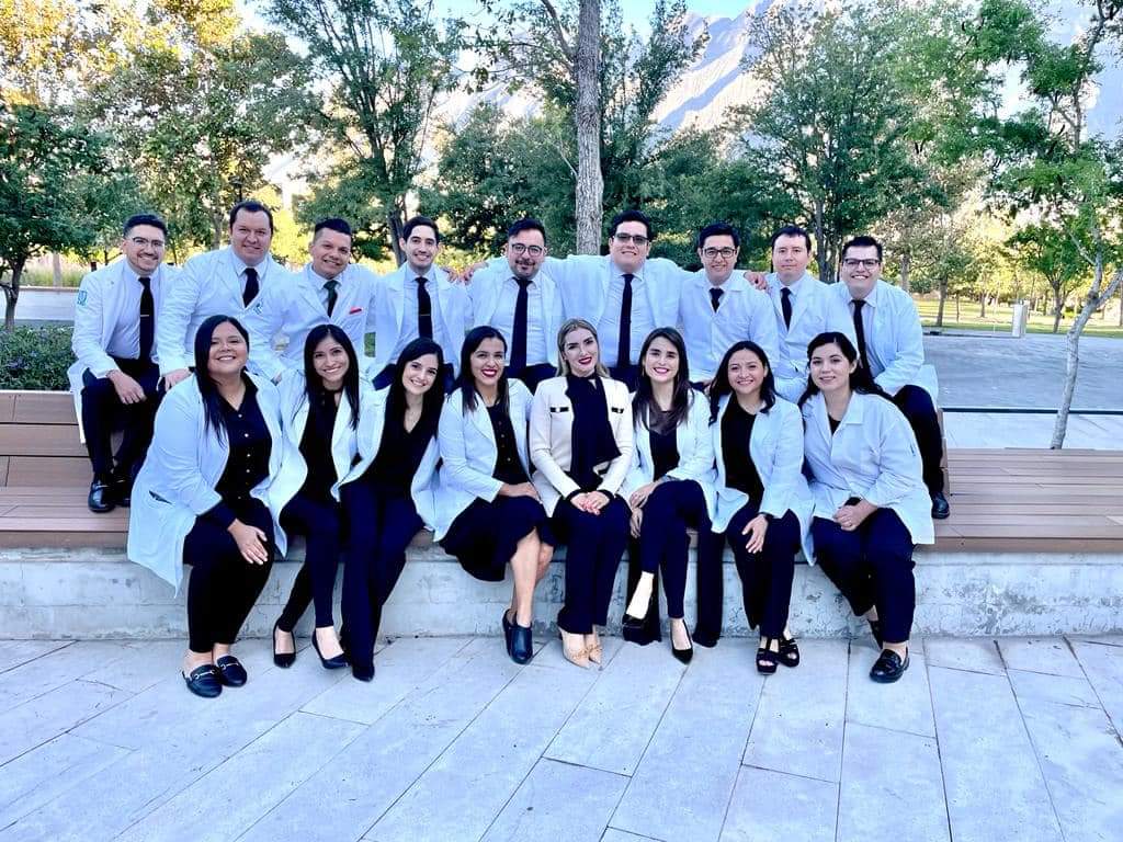 ManuelValds's tweet image. @DGlaucomflecken, I wish to ask you for a favor: a brief greeting message for these Family Medicine graduates. I am their Ophthalmology professor (attending in the Mexican Health System  IMSS), and I care about these guys a great deal, and we are your greatest fans. 🙏🙏🙏🙏