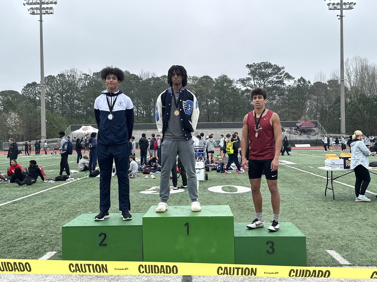 Another medal for <a href="/TazSmith_13/">Christopher “Taz” Smith</a> @theroswellswarm
This one in the 200 m #speedkills @LeadGladiator @JohnsCreekTrack <a href="/jcgladiators/">Johns Creek Athletics</a>