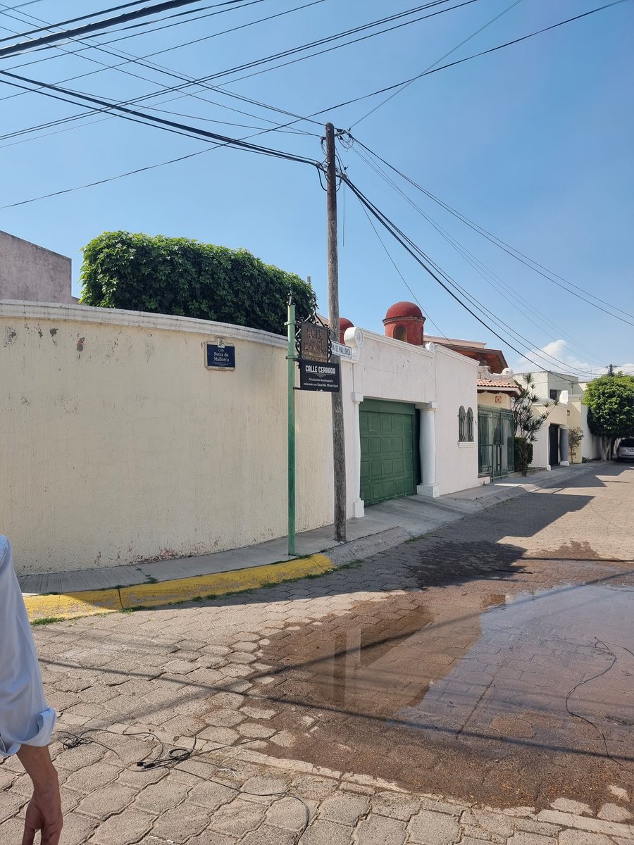 FedeCastillo5's tweet photo. @cea_qro Buenas tardes. Hay una fuga muy grande en esta calle https://t.co/1AAsyiq3fV