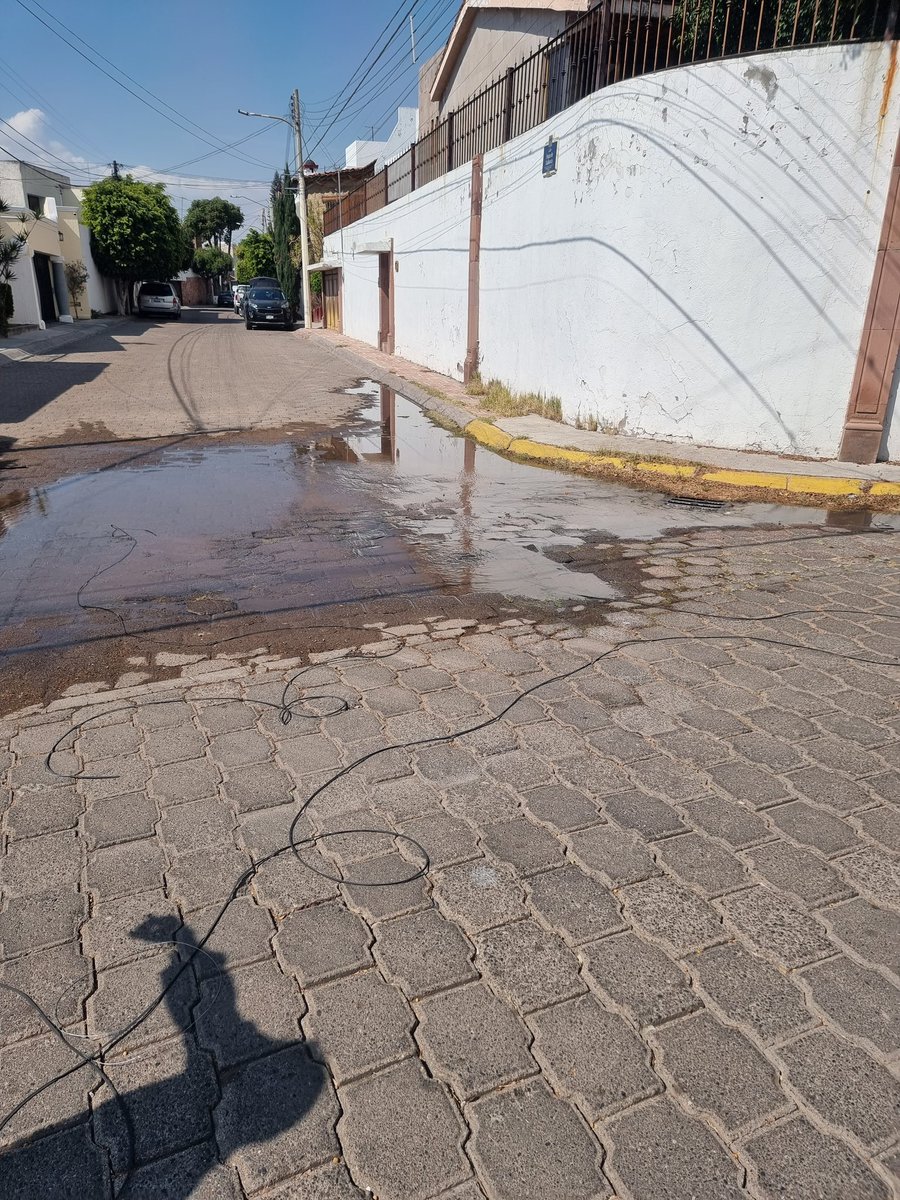 FedeCastillo5's tweet photo. @cea_qro Buenas tardes. Hay una fuga muy grande en esta calle https://t.co/1AAsyiq3fV