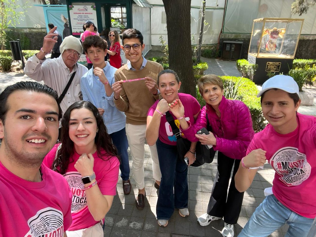 PagesBeatriz's tweet photo. Con los jóvenes promotores de la concentración en el Zócalo en defensa del INE mañana domingo 26 de febrero. https://t.co/I1DKaCKNy1