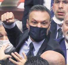 Nasıl bir siyasi ve kültürel iklimi varsa bu coğrafyanın ikisini de futbolcu olarak tanıdık; biri Gökhan Zan, herkesin sevgilisi oldu; öteki Alpay Özalan, neyse öyle kaldı! 
DOLAN DOLAN