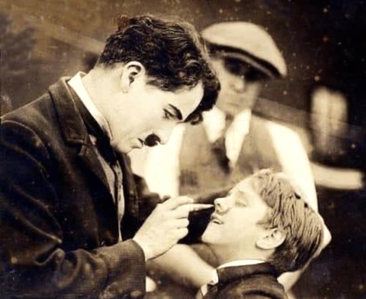 How cute is this? Charlie Chaplin painting a mustache on little Doug Fairbanks, Jr. 
#TCM #SilentCinema