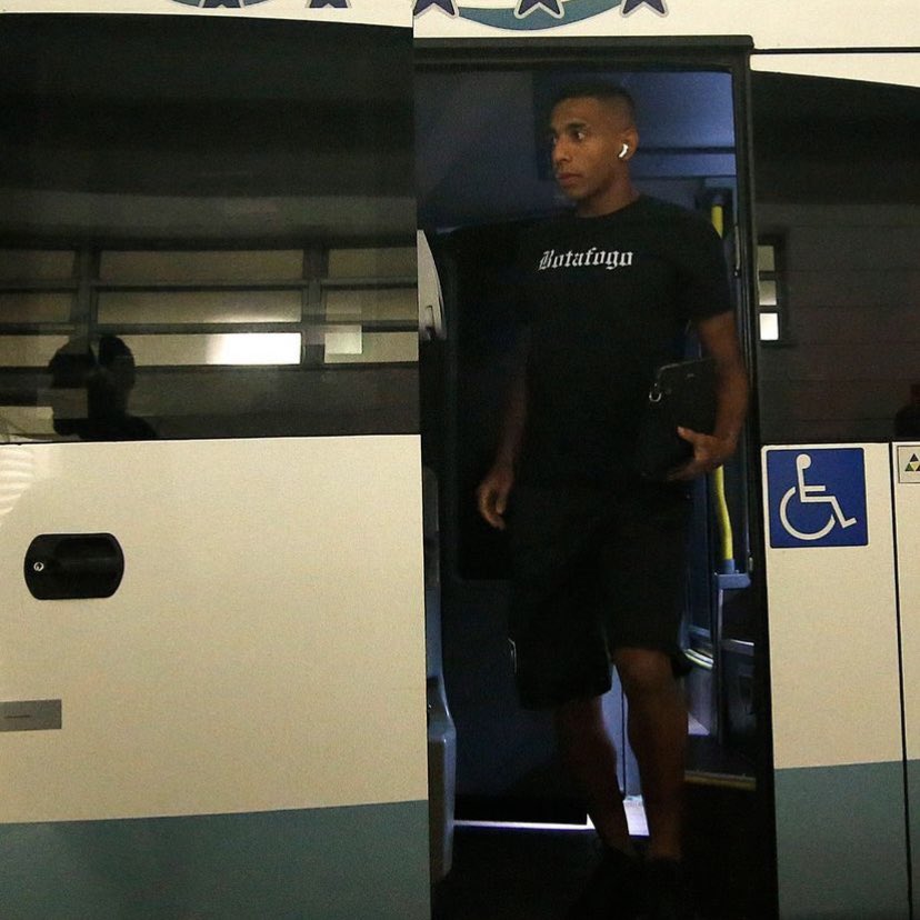 botafogo_store's tweet photo. Fogão já chegou no Mané Garrincha trajado com a Linha Street
#VamosBOTAFOGO #BotafogoStore #Botafogo 
🔗Acesse o link na bio e garanta a sua 

📸Vitor Silva/ BFR https://t.co/rTZlNVYKoH