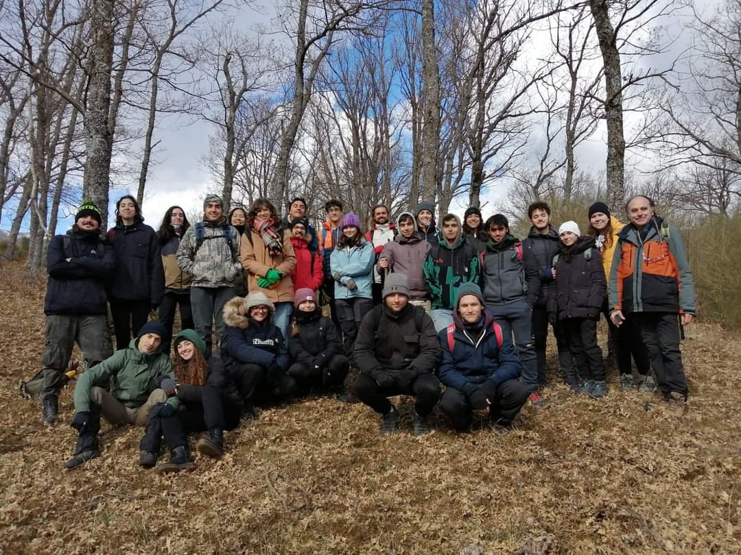mirandaforestal's tweet photo. Hoy en la #Morcuera de salida de campo con los alumnos de Flora y vegetación de @MontesUPM https://t.co/L6yGdIffED