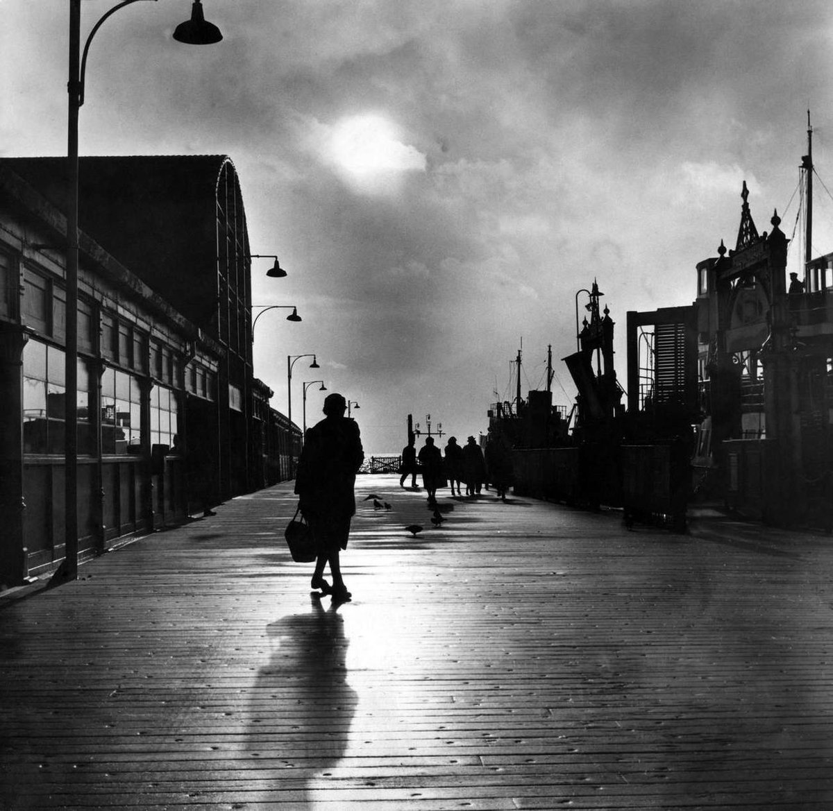✴📷Mirrorpix. Storm Clouds over Liverpool Landing Stage, Meyserside, 1950.
#blackandwhitephotography
#photography #monochrome
#streetphotography #Art
#vintagephotograph